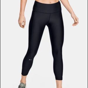 Under Armour Heat Gear cropped athletic pants leggings. Black. Medium.